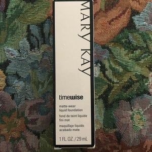 New Mary Kay Matte Foundation / Beige 8